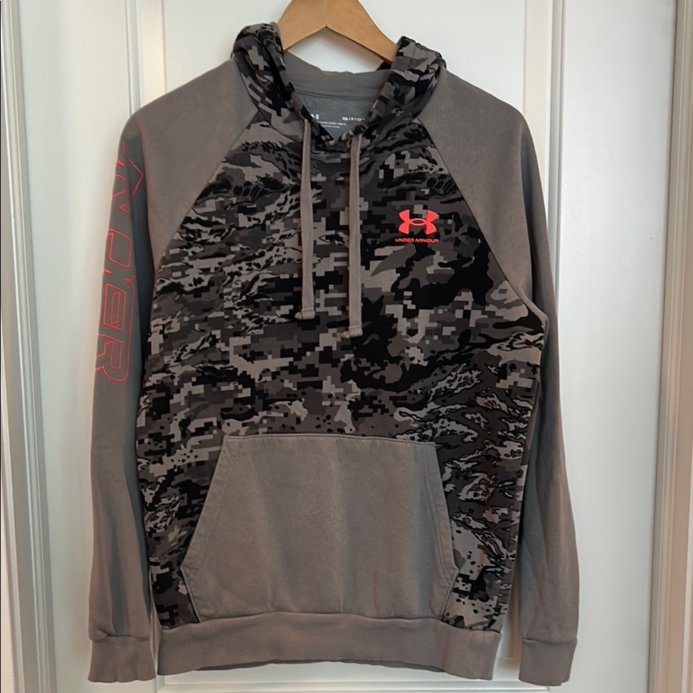 Under Armour Gray and Black Camouflage Hoodie-Men Small